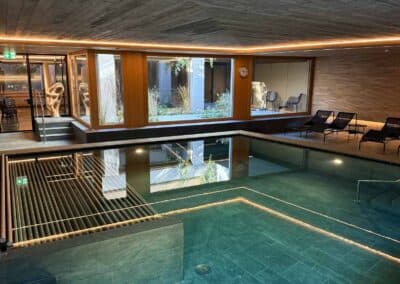 Illuminazione LED a Luce Calda per Piscina Pubblica